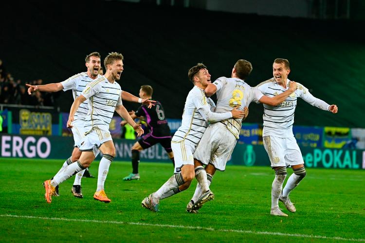 Vild jubel. Saarbrücken slår Bayern med 2-1 efter forlænget spilletid i den tyske pokalturnering.  Foto: Jean-christophe Verhaegen/Ritzau Scanpix
