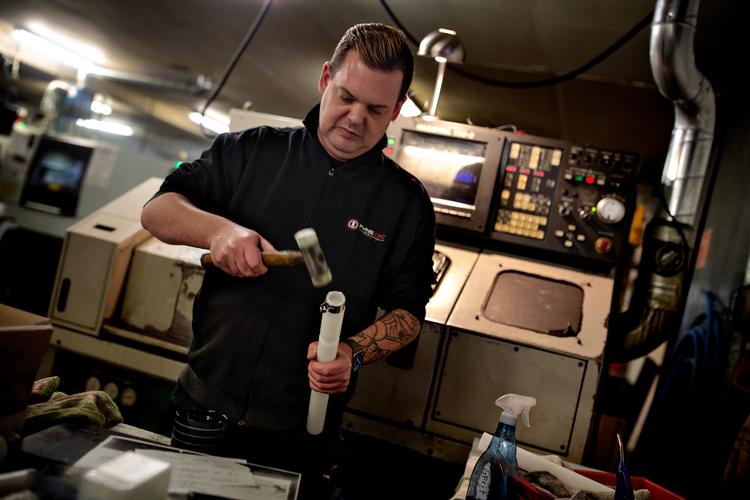 Førtidspensionisten Nicolai Randerup har fået nyt mod på livet gennem sit arbejde på en maskinfabrik ved Assens. Her arbejder han 20 timer om ugen. Foto: Martin Lehmann