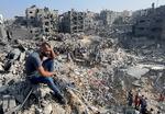 Der ledes efter ofre og overlevende efter et israelsk angreb på huse i flygtningeområdet Jabalia i den nordlige del af Gazastriben.   Foto: Stringer/Ritzau Scanpix
