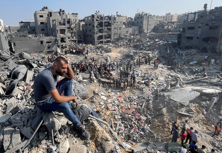 Der ledes efter ofre og overlevende efter et israelsk angreb på huse i flygtningeområdet Jabalia i den nordlige del af Gazastriben.   Foto: Stringer/Ritzau Scanpix