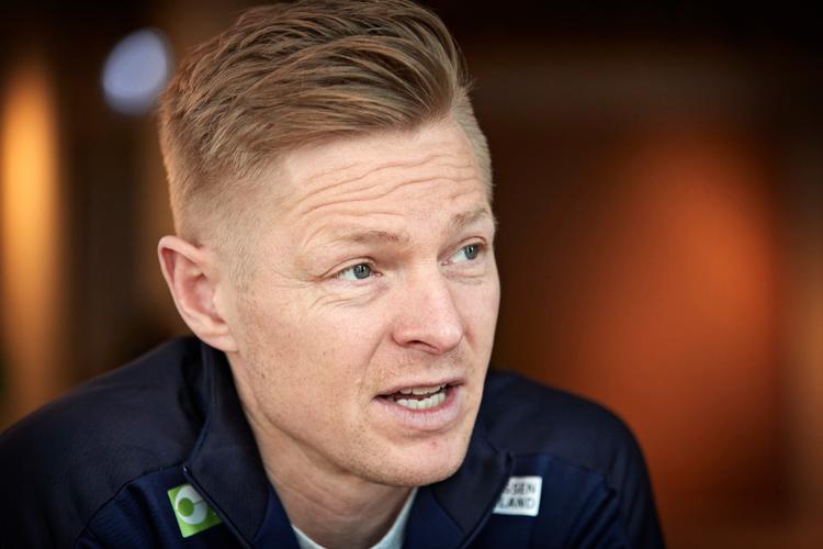 Landstræner Jesper Jensen skulle både give besked til spillere, om de var blandt de 18 navne, som skal med til VM, der begynder 30. november, og passe sit trænerjob i Team Esbjerg.    Foto: Jens Dresling