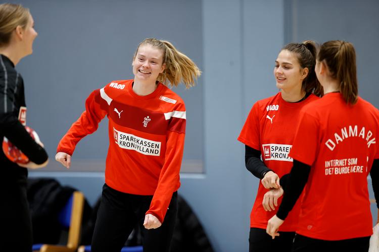 Helena Elver, der her ses med målvogter Althea Reinhardt, får debut til VM-slutrunden på hjemmebane. Det samme gælder Julie Scaglione og Andrea Aagot Hansen.   Foto: Jens Dresling