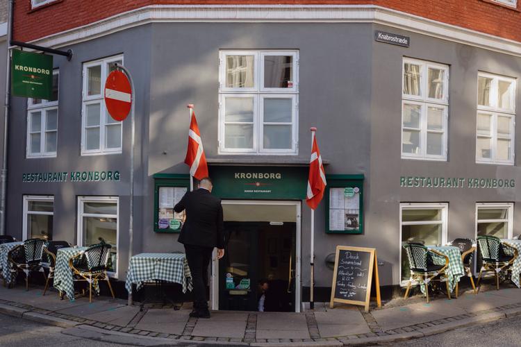 Smørrebrødssæsonen er i den grad skudt i gang, og det kan man mærke på Restaurant Kronborg, hvor der en helt almindelig mandag kun var bord kl. 11.  Foto: Benjamin Krog