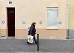 Davidsstjerner malet på en facade i Paris var med til at skabe frygt blandt Frankrigs i forvejen udsatte jøder. Foto: Lucien Libert/Ritzau Scanpix