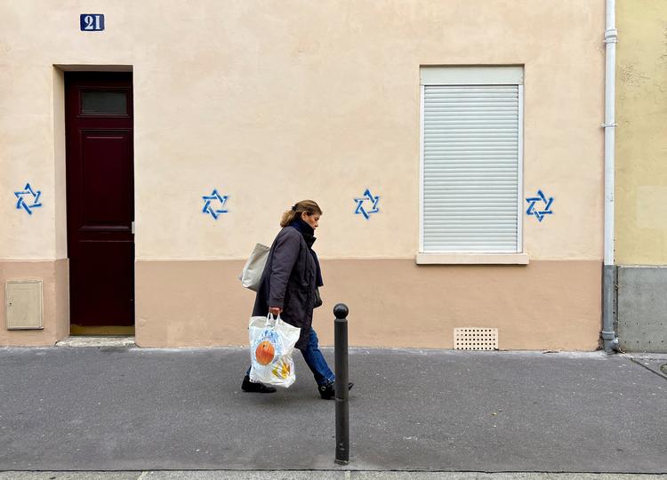 Davidsstjerner malet på en facade i Paris var med til at skabe frygt blandt Frankrigs i forvejen udsatte jøder. Foto: Lucien Libert/Ritzau Scanpix