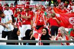 Ved VM i Qatar forsøgte en mindre gruppe danske fans at skabe en fest, men for mange var det svært at acceptere, at  den store sportsbegivenhed foregik i et land, der krænker menneskerettighederne i stor stil. Her ses tilskuere til den første kamp mod Tunesien. Foto: Jens Dresling