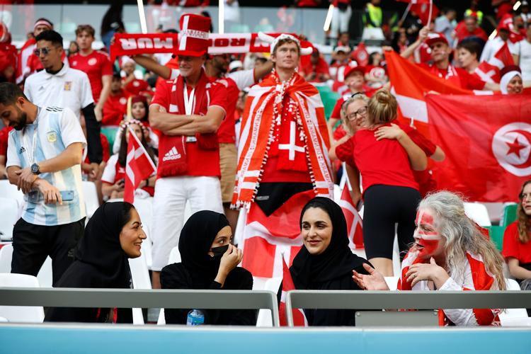 Ved VM i Qatar forsøgte en mindre gruppe danske fans at skabe en fest, men for mange var det svært at acceptere, at  den store sportsbegivenhed foregik i et land, der krænker menneskerettighederne i stor stil. Her ses tilskuere til den første kamp mod Tunesien. Foto: Jens Dresling