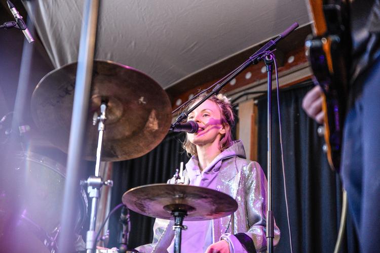 Norske Øyunn er en eftertragtet trommeslager, men på 'Aspects' har hun påtaget sig mange andre roller også. Pr-foto Miglé Cerneviciute