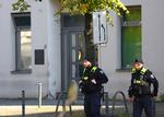 Betjente bevogter Skoblo-synagogen i Berlin, en af de jødiske institutioner, der er i fare. Den blev i midten af oktober angrebet med brandbomber. Foto: Fabrizio Bensch/Ritzau Scanpix