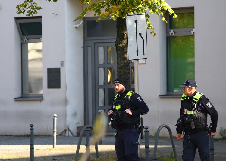 Betjente bevogter Skoblo-synagogen i Berlin, en af de jødiske institutioner, der er i fare. Den blev i midten af oktober angrebet med brandbomber. Foto: Fabrizio Bensch/Ritzau Scanpix