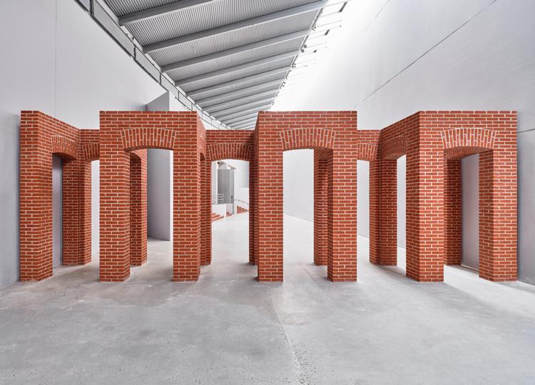 Skulpturen, der går på tværs af Arkens skulptur-akse, er fra 1993 og var oprindelig skabt til den store vej Rue de la Loi i det østlige Bruxelles. Foto: Anders Sune Berg