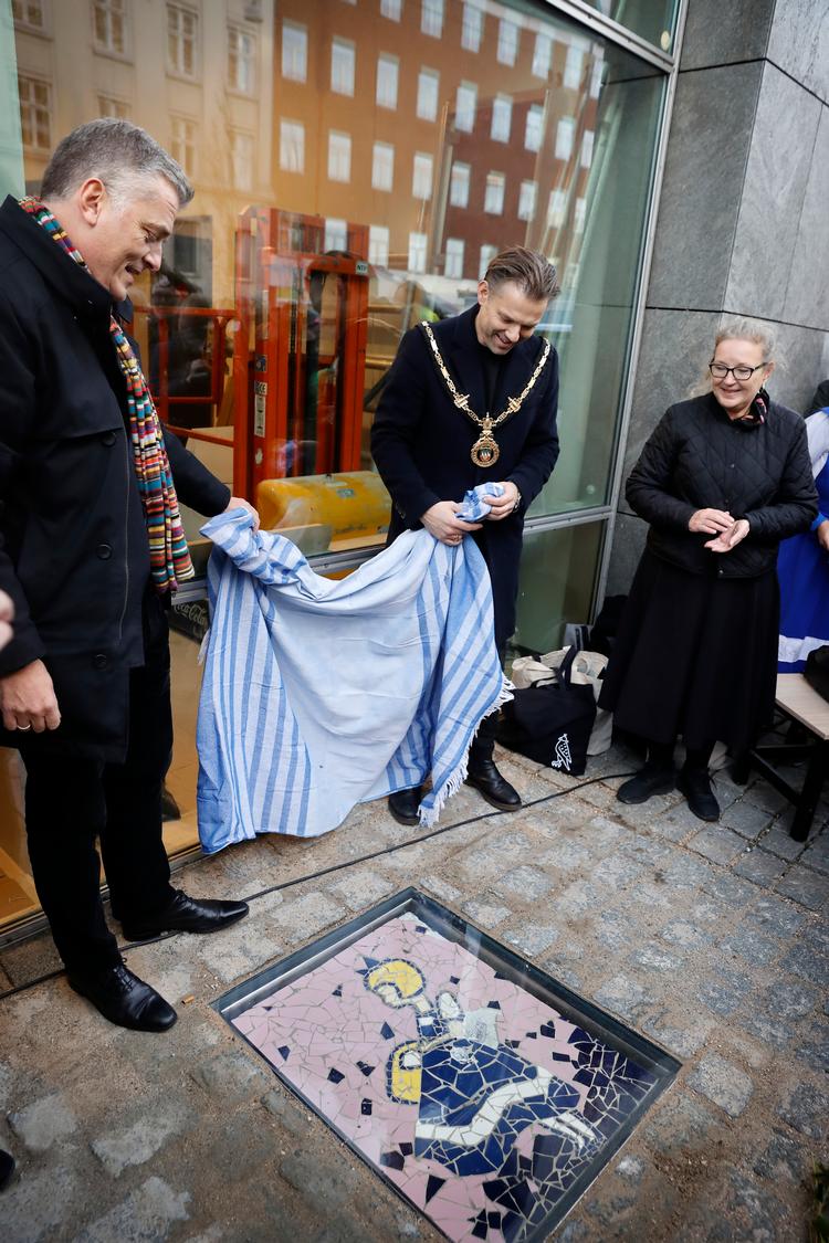 Frederiksbergs borgmester Michael Vindfeldt og formand for Miljø- og Trafikudvalget Jan E. Jørgensen afslørede Irma-mosaikken. Foto: Jens Dresling