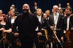 Odense Symfoniorkesters franske chefdirigent Pierre Bleuse er en karismatisk dirigent med et sikkert greb om musikken. Foto: Jacob Kristensen