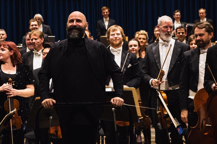 Odense Symfoniorkesters franske chefdirigent Pierre Bleuse er en karismatisk dirigent med et sikkert greb om musikken. Foto: Jacob Kristensen