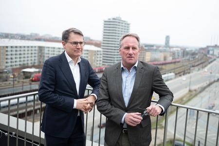 Lars Sandahl Sørensen (th.), administrerende direktør for Dansk Industri og Brian Mikkelsen, direktør for Dansk Erhverv, er positivt stemt over for regeringens skatteudspil med undtagelse af den nye top-topskat. Foto: Sofia Busk/Sofia Busk