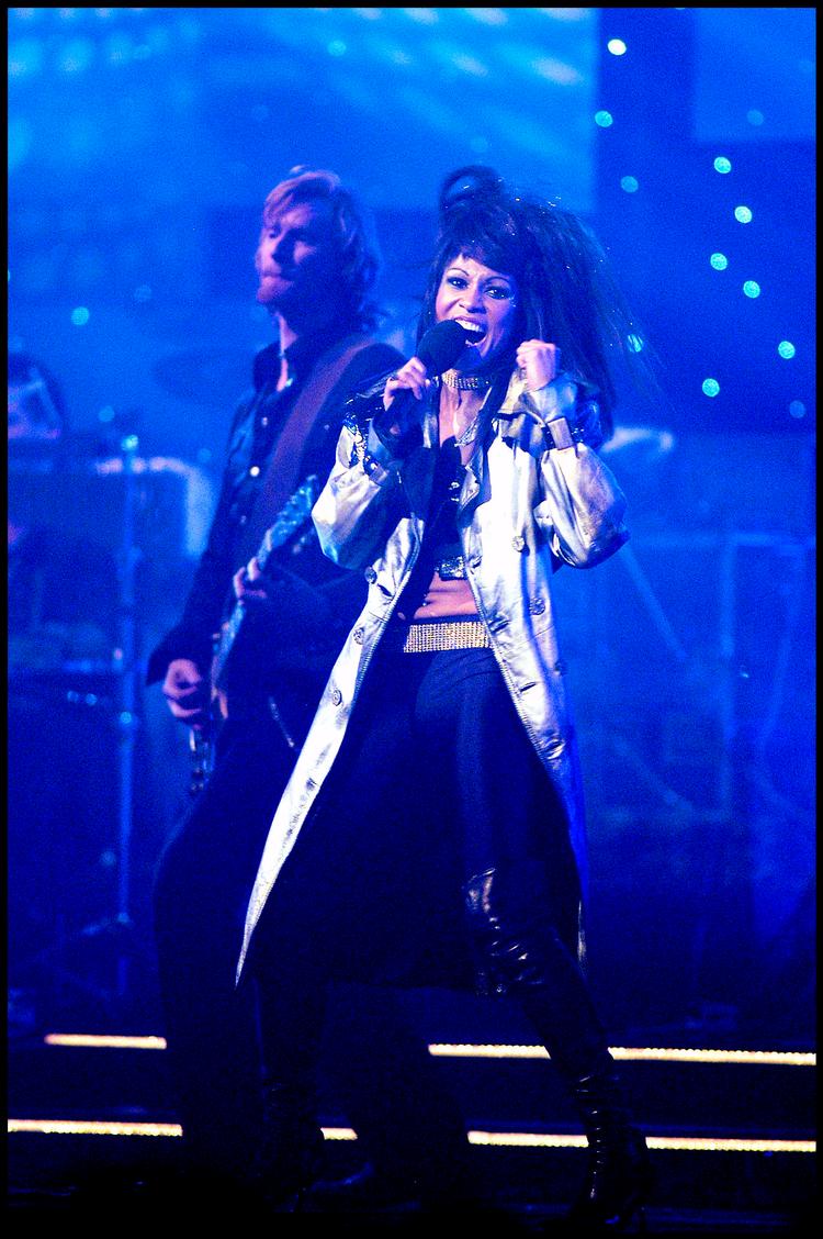 Zindy Laursen var et af de store navne på 1990'ernes danske musikscene. Her ses hun på scenen ved tv-showet 'Stjerne for en aften' i 2003. Foto: Jens Dige/Ritzau Scanpix