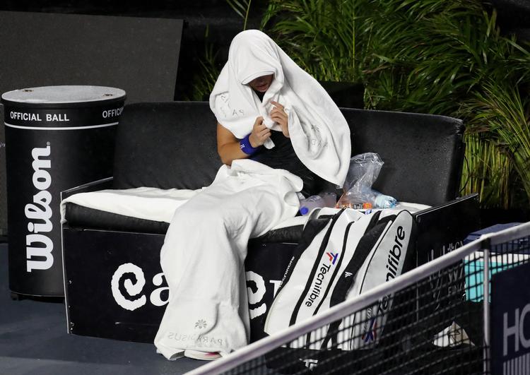 Normalt er det solen, man skærmer sig for i Cancun, men Iga Swiatek havde problemer med at holde varmen under sin semifinale mod Aryna Sabalenka.  Foto: Henry Romero/Ritzau Scanpix