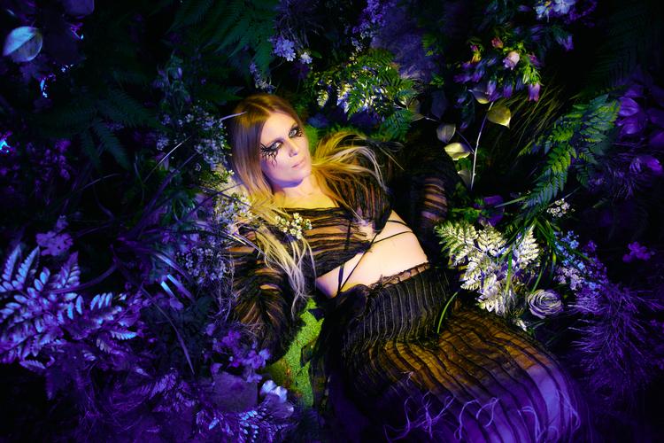Myrkur alias Amalie Bruun lyder både som Björk, Enya og ABBA på sin nye plade. Foto: Gobinder Jhitta