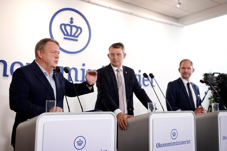 Udenrigsminister for formand for Moderaterne Lars Løkke Rasmussen (M), forsvars- og økonomiminister Troels Lund Poulsen (V) og skatteminister Jeppe Bruus (S) præsenterer regeringens skatteudspil.  Foto: Jens Dresling