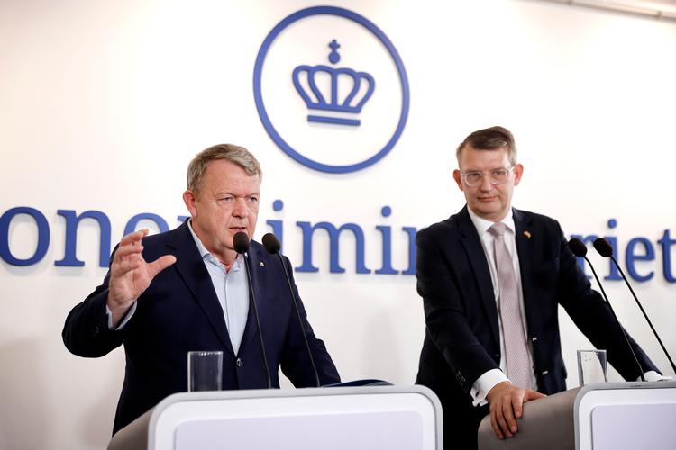 Udenrigsminister Lars Løkke Rasmussen (M) og forsvars- og økonomiminister Troels Lund Poulsen (V) præsenterede mandag regeringens forslag til en skattereform sammen med skatteminister Jeppe Bruus (S).  Foto: Jens Dresling