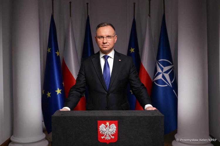 den polske præsident Andrzej Duda holdt en TV-tale mandag aften, hvor han tildelte Lov og Retfærdighedspartiet retten til at forsøge at danne en regering.  Foto: Przemyslaw Keler/kprp Presidenti/Ritzau Scanpix