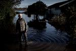 Bo Schmidt, der er forperson for grundejerforeningen,  står i oversvømmelserne i Oddermose Strand på Møn, der stadig er tilbage efter stormfloden.  Foto: Martin Lehmann