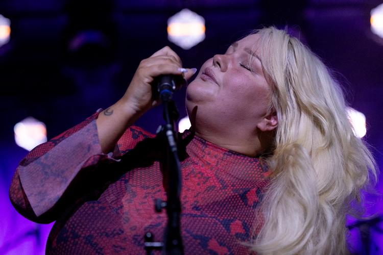 Mens hun kæmpede for at slå igennem som sanger, arbejdede den nu 31-årige Sarah Klang som smørrebrødsjomfru på deltid i sin fars biks. Foto: Finn Frandsen
