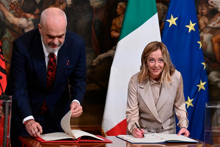 Italiens premierminister, Giorgia Meloni, og Albaniens premierminister, Edi Rama, præsenterer aftalen på en pressekonference i Rom. Foto: Tiziana Fabi/Ritzau Scanpix