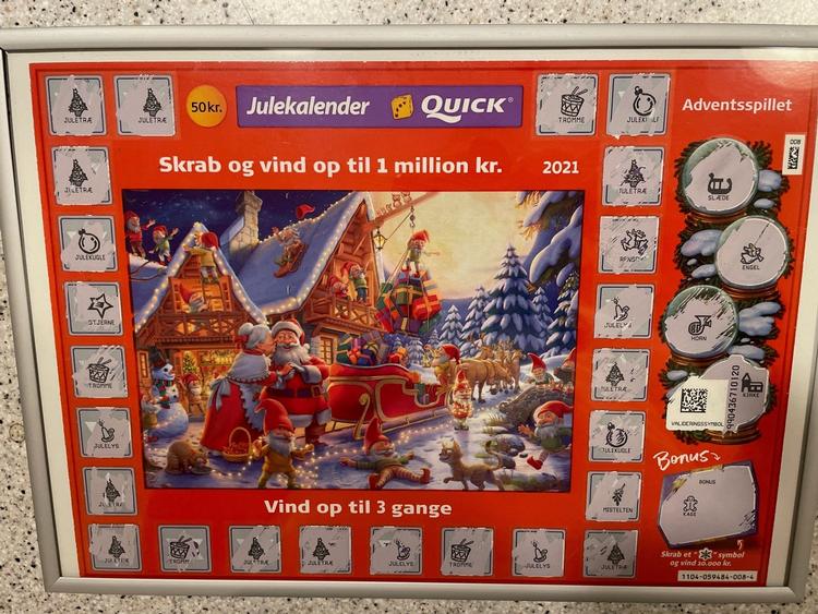 Kaffen var ved at løbe gennem kolben, da Claus Christensen skrabede 10 juletræer på denne skrabekalender en julemorgen i 2021. 