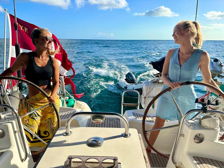 Heidi Manøe og hendes co-skipper Cecilie Rosholm Oksbjerg om bord på 'Norr', som de sejlede fra Cap Verde over Atlanten, gennem Panamakanalen og over Stillehavet.  Foto: Privatfoto