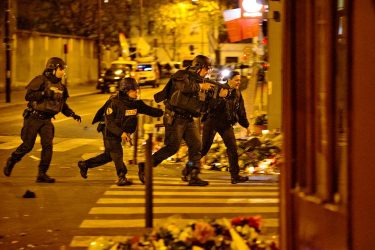 Den fremtrædende terrorekspert Peter Neumann er bange for, at Europa igen står over for en bølge af blodige angreb gennemført af militante muslimer, denne gang i vrede over den igangværende krig i Mellemøsten. Her løber betjente frem under en antiterror-aktion i Paris. Arkivfoto. Foto: Jacob Ehrbahn