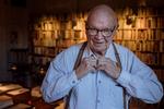 I årevis var Niels Barfoed vært for en nytårsfest for nogle af Københavns intellektuelle spidser. Festen blev holdt i biblioteket i hans lejlighed i Nyhavn, og dagen derpå brugte han på at vaske op.   Foto: Emil Bay