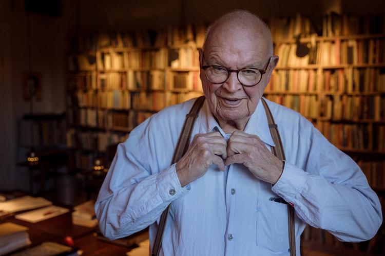 I årevis var Niels Barfoed vært for en nytårsfest for nogle af Københavns intellektuelle spidser. Festen blev holdt i biblioteket i hans lejlighed i Nyhavn, og dagen derpå brugte han på at vaske op.   Foto: Emil Bay