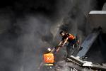 Brandmænd kæmper mod krigen og  røgen i det sydlige Gaza. Tyrkiet foreslår, at en række »garantimagter« efter krigen går ind mellem palæstinenserne og israelerne. Foto: Mohammed Salem/Ritzau Scanpix