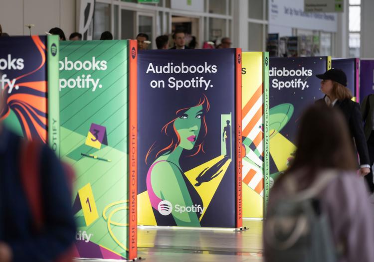 Spotify er nu en stor spiller i bogbranchen og sørgede for at gøre sig synlig på bogmessen i Frankfurt i oktober. Foto: Frank Rumpenhorst/Ritzau Scanpix