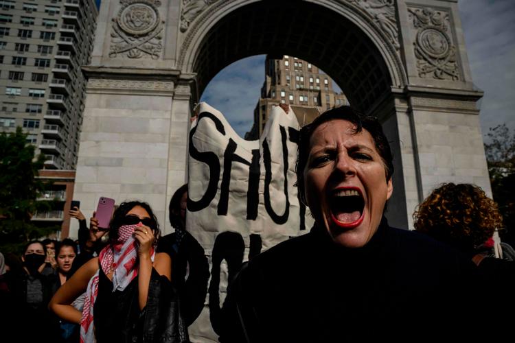 En kvinde råber slogans, mens studerende fra NYU (New York University) deltager i en demonstration på en aktionsdag kaldet af 'Studerende for retfærdighed i Palæstina' i Washington Square Park i New York 25. oktober 2023.  (Photo by Ed JONES / AFP)   Foto: Ed Jones/Ritzau Scanpix