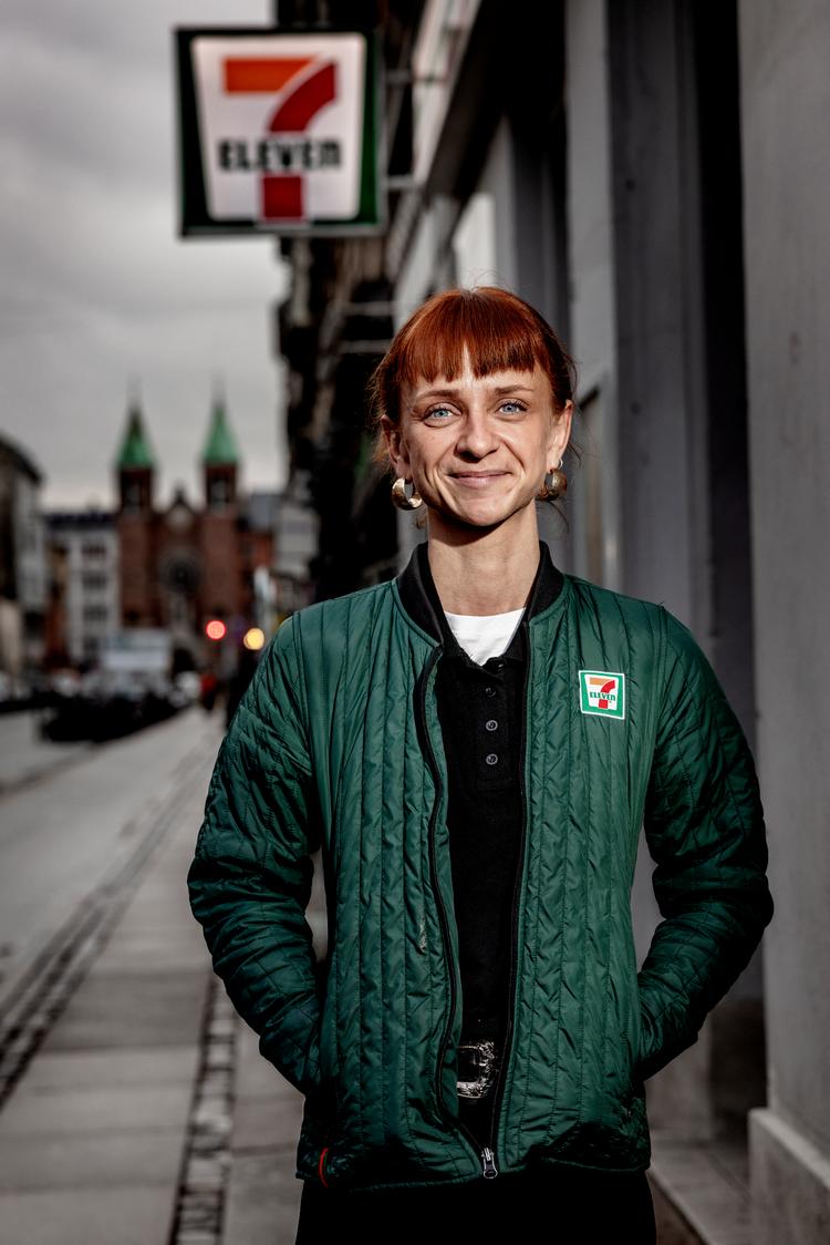 29-årige Cecilie Stübe har haft sin faste gang i Ungehuset i Brøndby i mere end otte år.  Det har holdt hende oven vande, men det er i høj grad hendes egen power, der nu har sikret hende jobbet som butikschef i 7eleven.   Foto: Jacob Ehrbahn