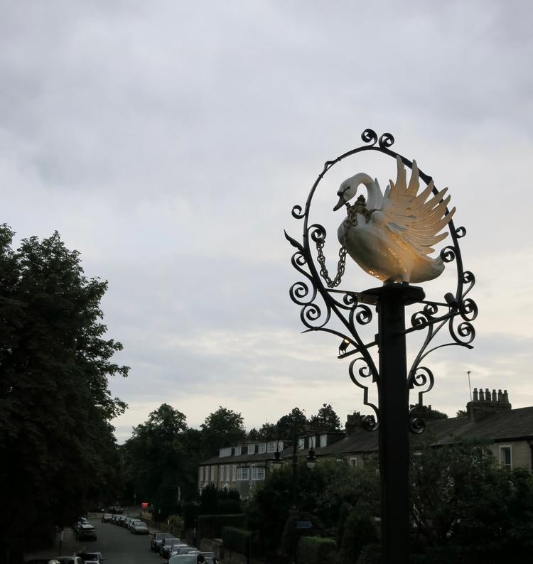 Det var på hotellet The Sign of the Swan – i dag The Old Swan – at Agatha Christie havde gemt sig for sin utro ægtemand, fans og presse. 