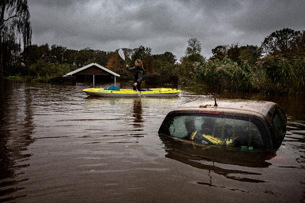 Efter stormfloden i Oktober 2023. 
Nu frygter beboerne regningen.
HER· Mette Grostøl er sejlet ud til sit sommerhus, som står under vand. Foto: Martin Lehmann