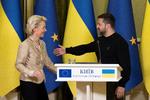 Ukraines præsident, Volodymyr Zelenskiy, mødtes med EU-Kommissionens formand, Ursula von der Leyen, i Ukraines hovedstad, Kyiv, i mandags.  Foto: Thomas Peter/Ritzau Scanpix