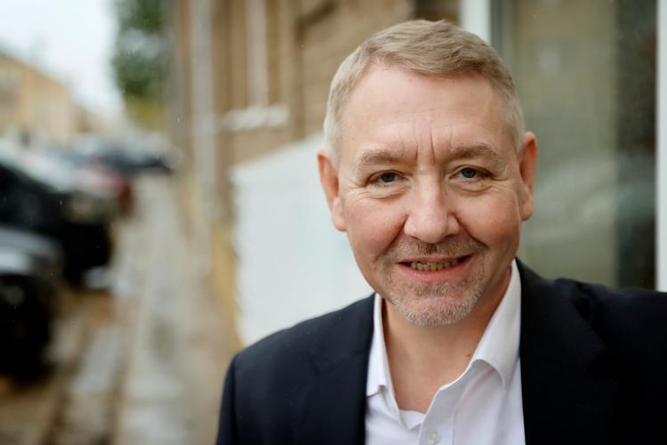 Claus Bergman Hansen leder landets største private jobformidling af skånejob til førtidspensionister. Han er skuffet over, hvor lidt samfundet tilskynder og støtter folk, der vil prøve at komme tilbage på sporet.   Foto: Jens Dresling