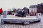 Jørgen Haugen Sørensen ved den store granitskulptur, 'Huset der regner', på Sankt Hans Torv.  Foto: Finn Frandsen