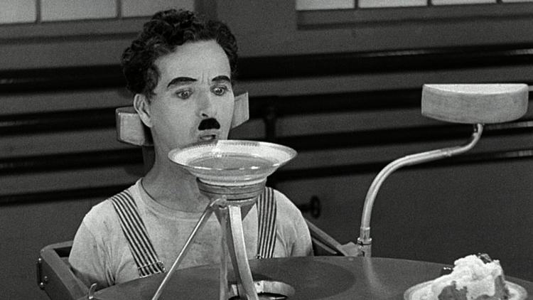 Tag du en fridag fra dine bekymringer om AI. Du kan alligevel ikke gøre noget fra eller til. Sæt dig i stedet til rette foran ’Moderne tider’. Foto: The Criterion Collection