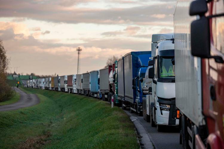 Polske lastbiler blokerer motorvejen ved grænseovergangen i Dorohusk mellem Polen og Ukraine. De protesterer mod unfair konkurrence fra de meget billigere ukrainske chauffører og vil have den polske regering og EU til at gribe ind.  Foto: Wojtek Radwanski/Ritzau Scanpix