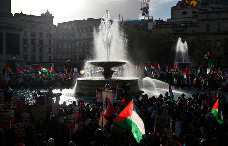 Demonstranter på Trafalgar Square i London den 4. november efterlyser en våbenhvile mellem Israel og Hamas.  Foto: Justin Tallis/Ritzau Scanpix