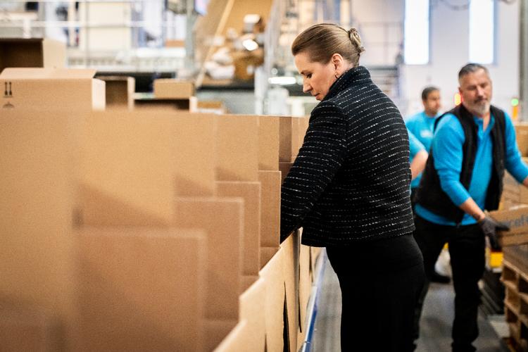 Statsminister Mette Frederiksen (S) besøger torsdag Unicef og får en rundvisning af direktør i forsyningsafdelingen i Nordhavn i København. Her benyttede hun lejligheden til at sætte ord på beslutningen om at øge støtten til de civile i Gaza. Foto: Ida Marie Odgaard/Ritzau Scanpix