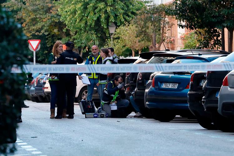 Politi og retsmedicinere undersøger gerningsstedet, hvor Alejo Vidal-Quadras blev skudt på åben gade i Madrid.  Foto: Oscar del Pozo/Ritzau Scanpix