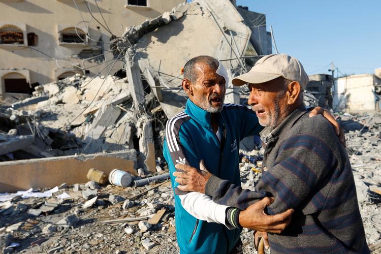 Krigen har allerede kostet mange mennesker livet. Denne  palæstinensiske mand har mistet otte familiemedlemmer i Israels bombardementer af Gaza. Foto: Ibraheem Abu Mustafa/Ritzau Scanpix