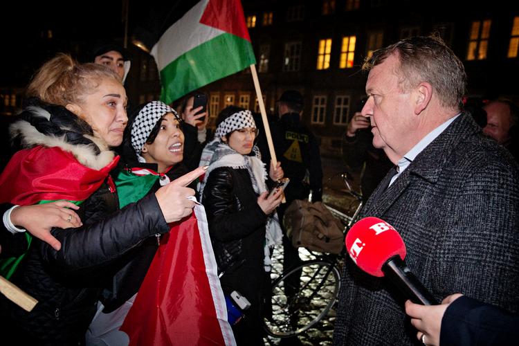 »Hvad med os palæstinensere? Er vi ikke mennesker?«, spurgte demonstranter udenrigsminister Lars Løkke Rasmussen.  Foto: Martin Lehmann