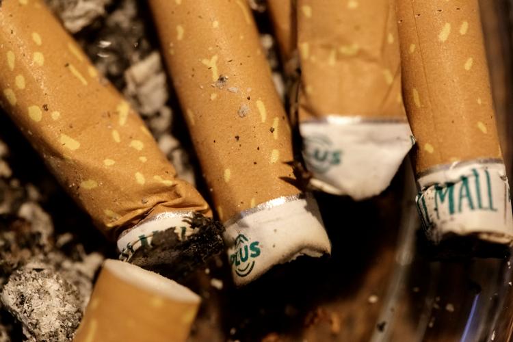 Fotos fra steder, hvor rygning stadig er tilladt. Cigaretskod. Skodder. Askebæger. Foto: Mads Nissen